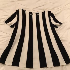 🔥5 FOR $25🔥 COS Black White Stripe Swing Top